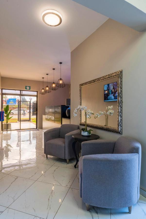 N1 Hotel Rotten Row Harare Bagian luar foto